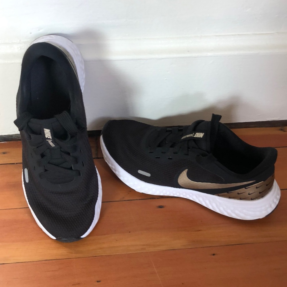 Nike Revolution 5 running shoes
